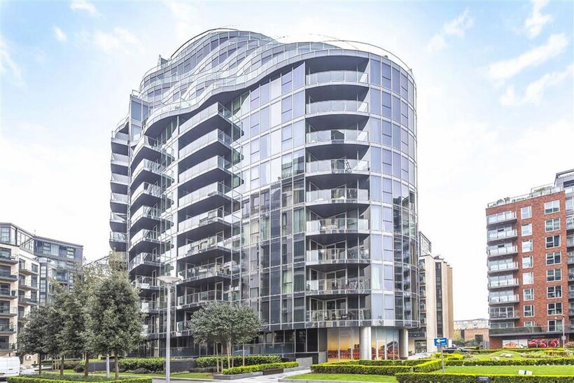 Juniper Drive, London SW18 3 bed flat to rent - £4,398 pcm (£1,015 pw)