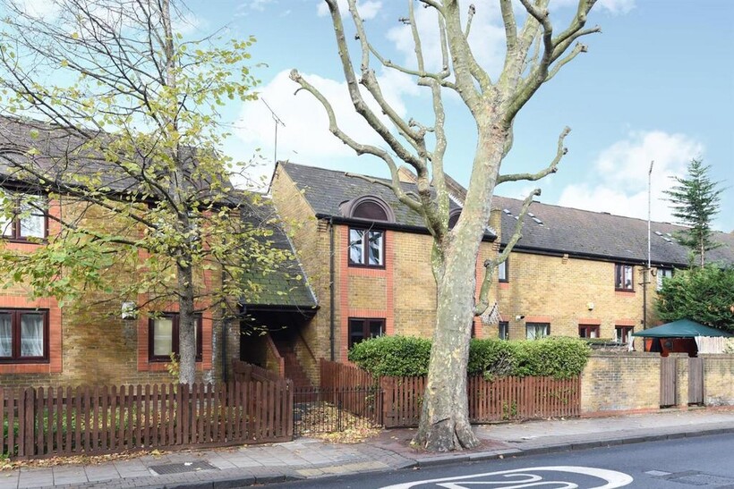 Isambard Place, Rotherhithe SE16 1 bed maisonette to rent - £1,600 pcm (£369 pw)