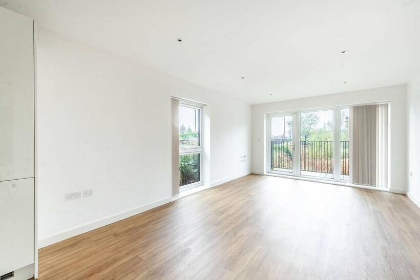 Monarch Court, Stanmore, HA7 3 bed flat to rent - £2,395 pcm (£553 pw)