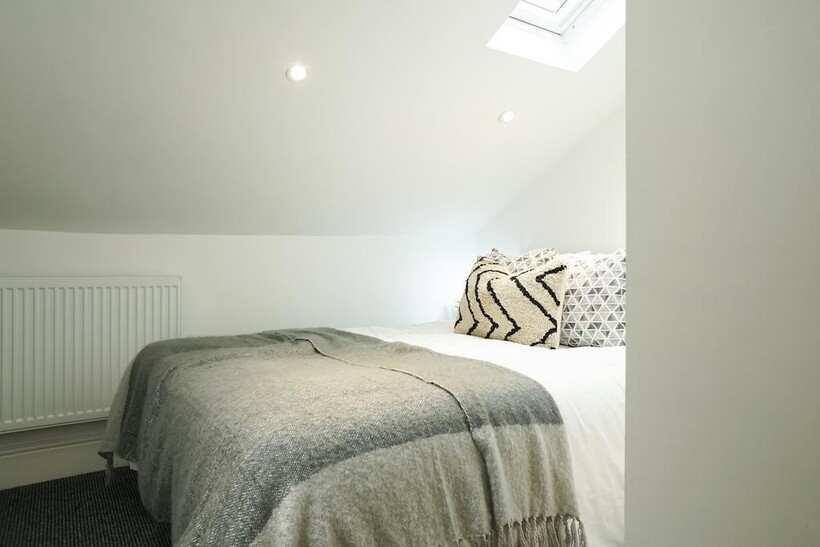 A clean and inviting double bedroom with cozy d...