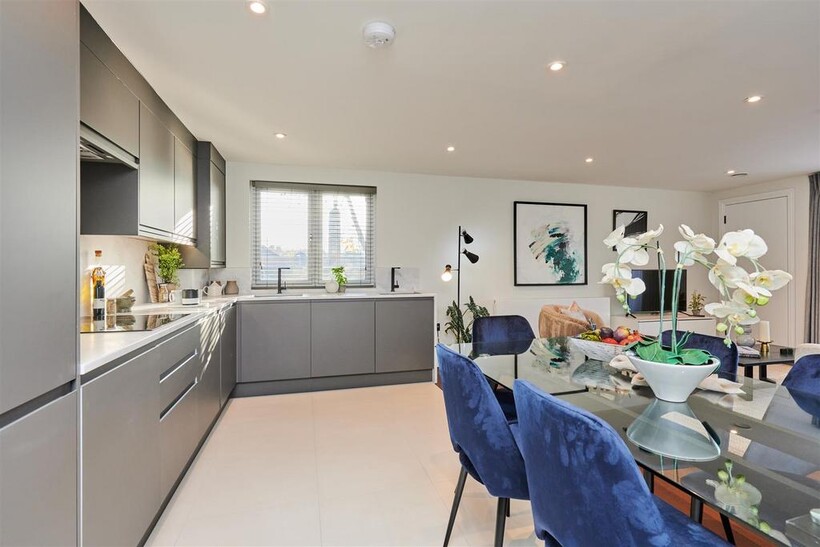 BEECHCROFT AVENUE, GOLDERS GREEN, NW11 2 bed apartment to rent - £3,098 pcm (£715 pw)