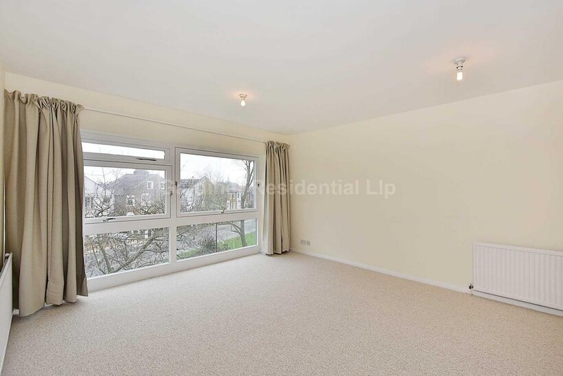 Oak Tree Close (Off Carlton Road), W5 2 bed flat to rent - £1,949 pcm (£450 pw)