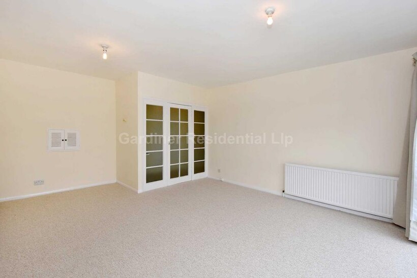 Oak Tree Close (Off Carlton Road), W5 2 bed flat to rent - £1,949 pcm (£450 pw)