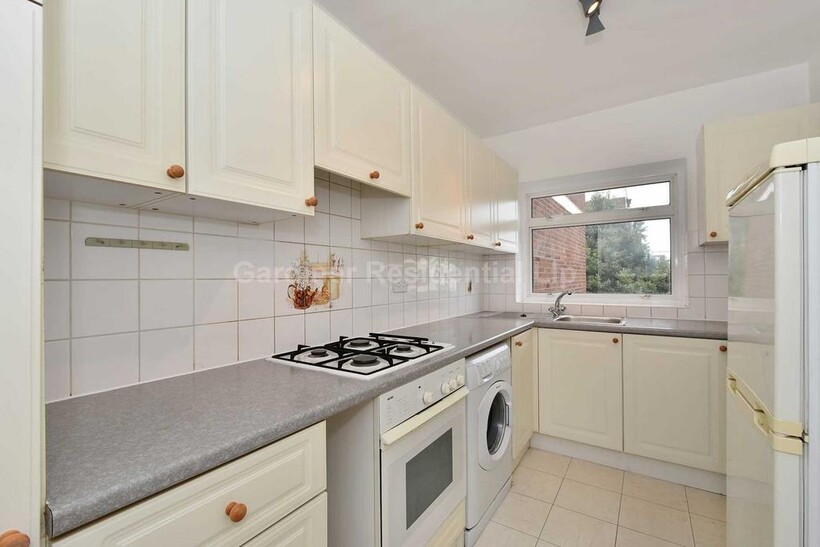 Oak Tree Close (Off Carlton Road), W5 2 bed flat to rent - £1,949 pcm (£450 pw)