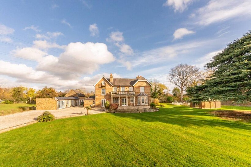 St Marys Road, South Buckinghamshire... 6 bed detached house to rent - £11,483 pcm (£2,650 pw)