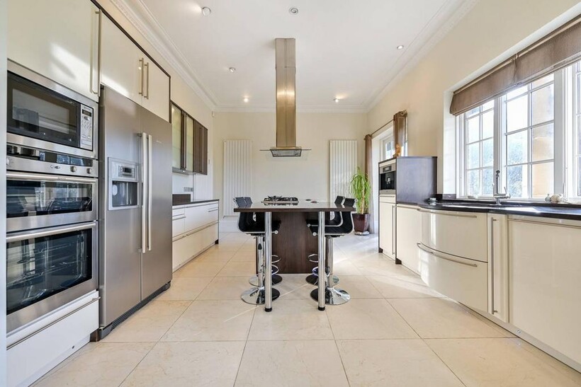 St Marys Road, South Buckinghamshire... 6 bed detached house to rent - £11,483 pcm (£2,650 pw)