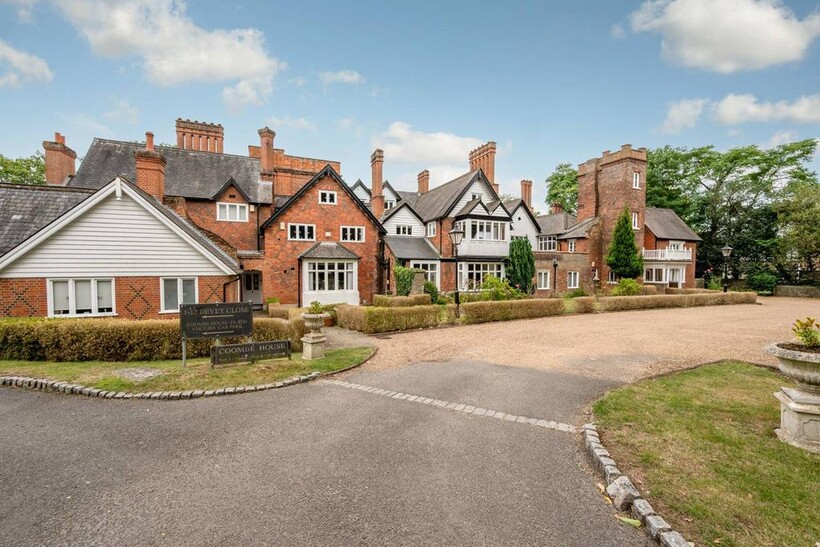 Devey Close, Coombe, Kingston upon... 3 bed flat to rent - £3,125 pcm (£721 pw)