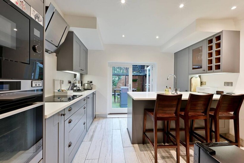 Devey Close, Coombe, Kingston upon... 3 bed flat to rent - £3,125 pcm (£721 pw)