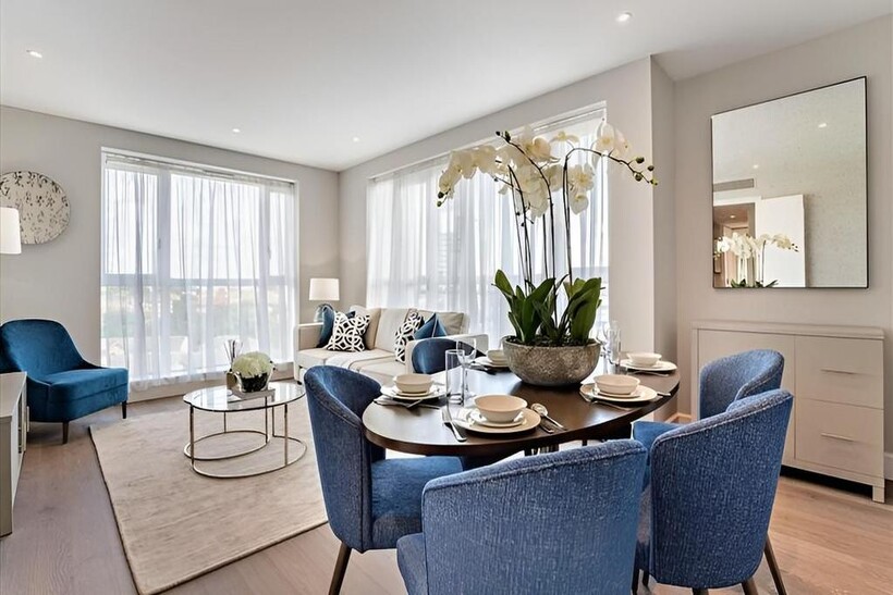 Canary Wharf, London E14 2 bed apartment to rent - £3,935 pcm (£908 pw)