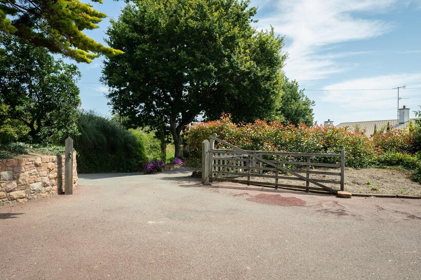 Le Petit Catillon, Grouville, Jersey 5 bed detached house to rent - £7,500 pcm (£1,731 pw)