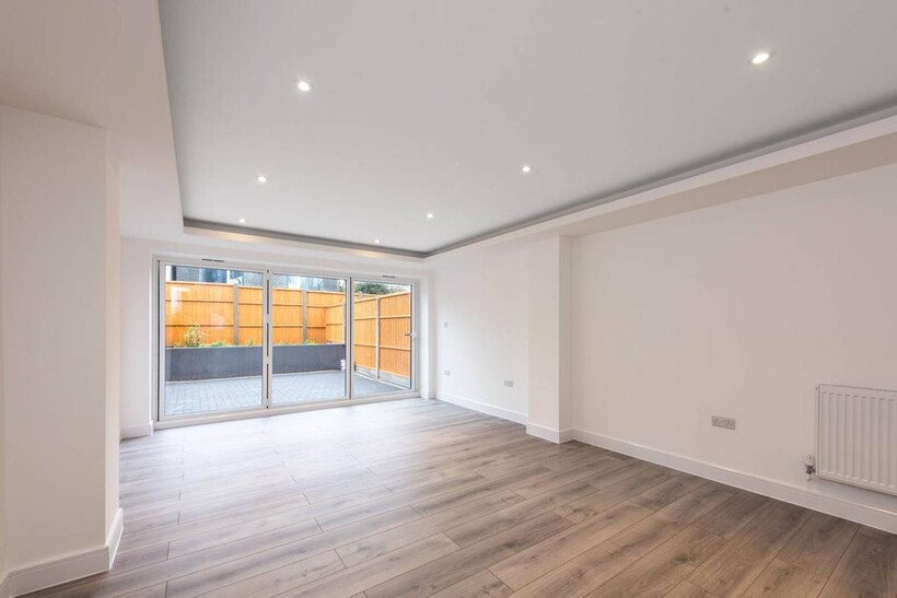 Victoria Road, East Barnet, EN4 3 bed semi-detached house to rent - £3,060 pcm (£706 pw)