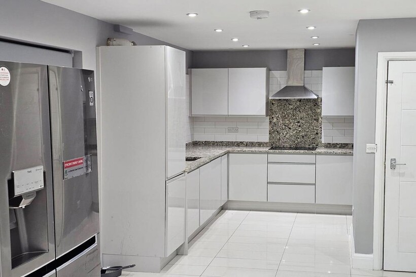 Station Road, Ashford TW15 2 bed flat to rent - £1,850 pcm (£427 pw)