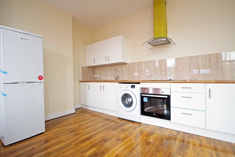 Avenue Road, London W3 3 bed flat to rent - £2,899 pcm (£669 pw)