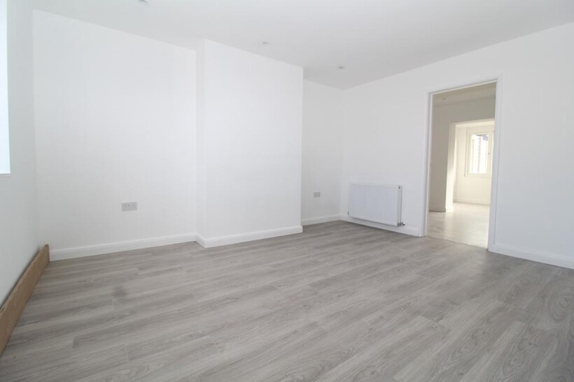 Crestway,  Chatham, ME5 3 bed semi-detached house to rent - £1,400 pcm (£323 pw)