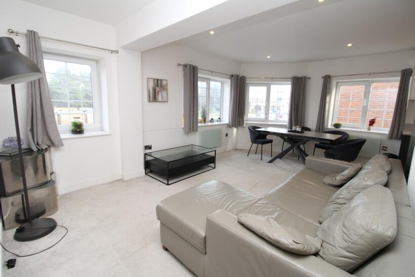 13a High Street, Rochester ME2 1 bed apartment to rent - £1,150 pcm (£265 pw)