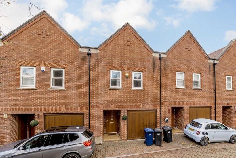 Wilkes Close, London NW7 3 bed terraced house to rent - £3,199 pcm (£738 pw)