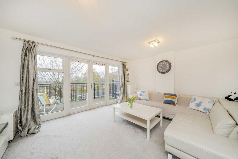 Wilkes Close, London NW7 3 bed terraced house to rent - £3,199 pcm (£738 pw)
