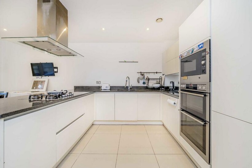 Wilkes Close, London NW7 3 bed terraced house to rent - £3,199 pcm (£738 pw)