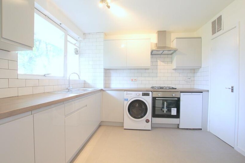 Carlton Drive, London SW15 3 bed flat to rent - £3,250 pcm (£750 pw)
