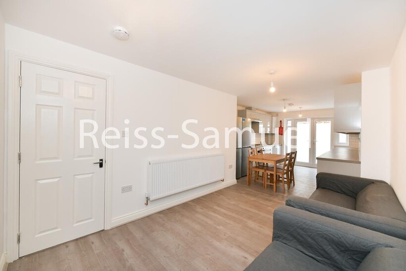 Lockesfield Place, London E14 5 bed terraced house to rent - £5,092 pcm (£1,175 pw)