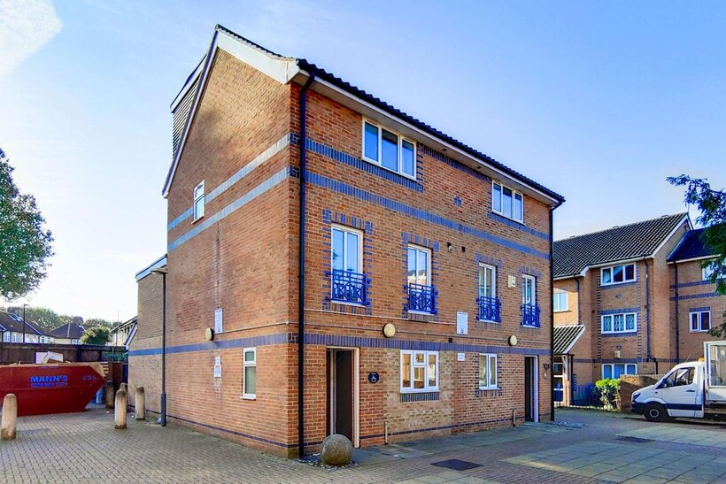 Ambassador Square, London E14 6 bed semi-detached house to rent - £5,460 pcm (£1,260 pw)