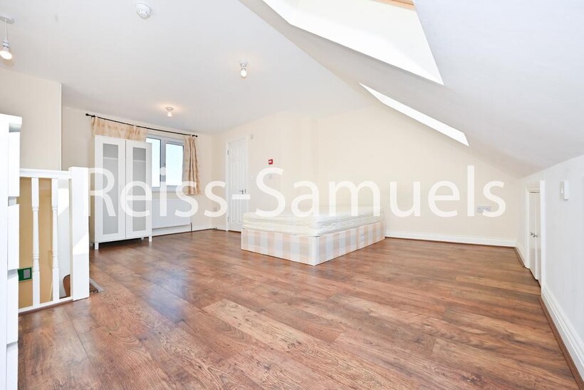Ambassador Square, London E14 6 bed semi-detached house to rent - £5,460 pcm (£1,260 pw)