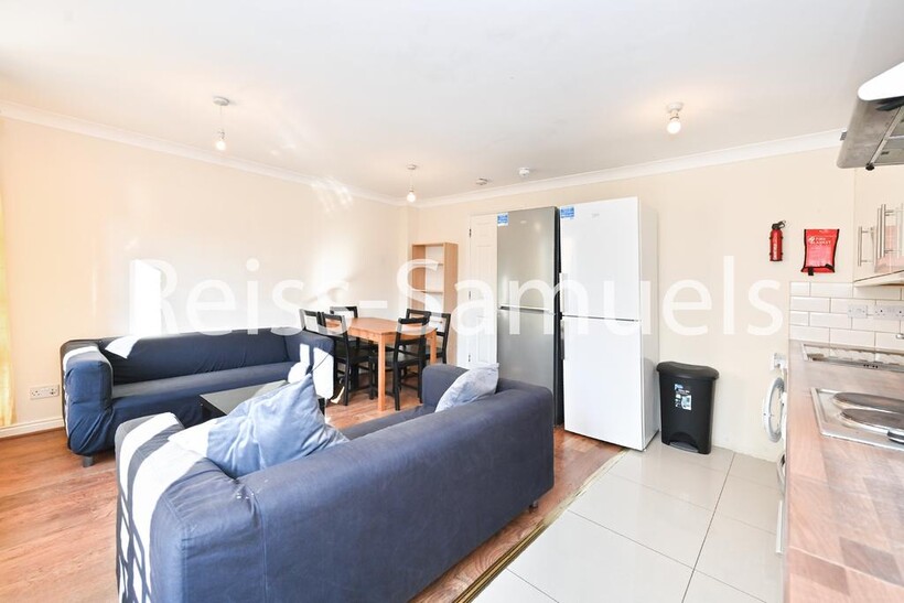 Ambassador Square, London E14 6 bed semi-detached house to rent - £5,460 pcm (£1,260 pw)