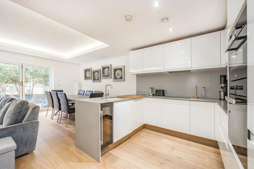 Farm Lane, Fulham SW6 2 bed flat to rent - £4,749 pcm (£1,096 pw)