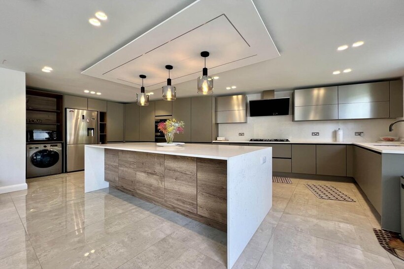 Donald Drive, Romford, RM6 5EB Property to rent - £5,500 pcm (£1,269 pw)