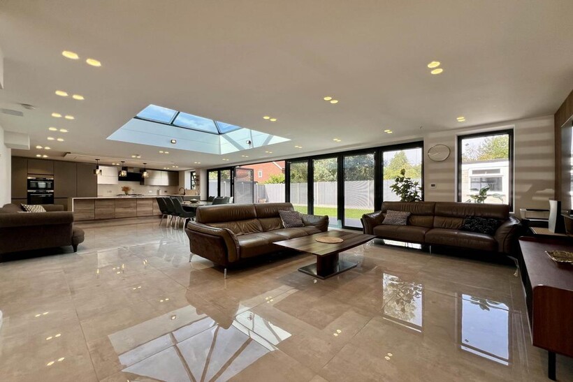 Donald Drive, Romford, RM6 5EB Property to rent - £5,500 pcm (£1,269 pw)