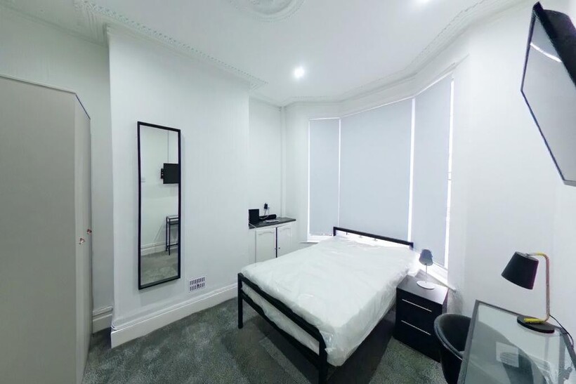 A bright and spacious double bedroom with moder...