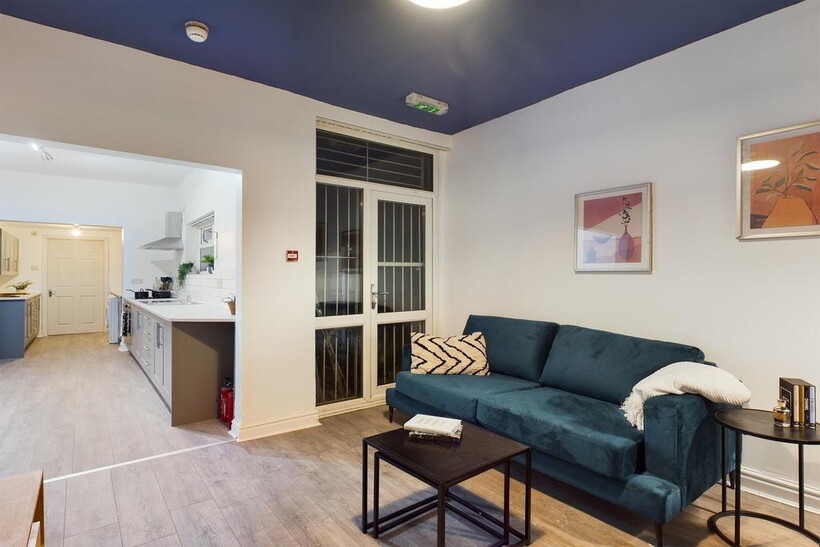 A bright and stylish large modern living room, ...