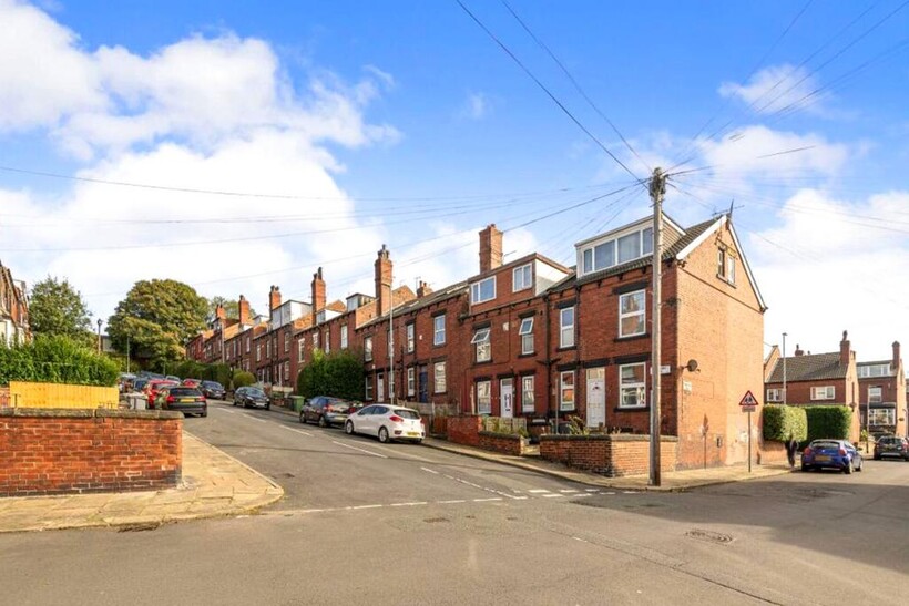 Woodside Avenue, Leeds LS4 3 bed terraced house to rent - £1,090 pcm (£252 pw)