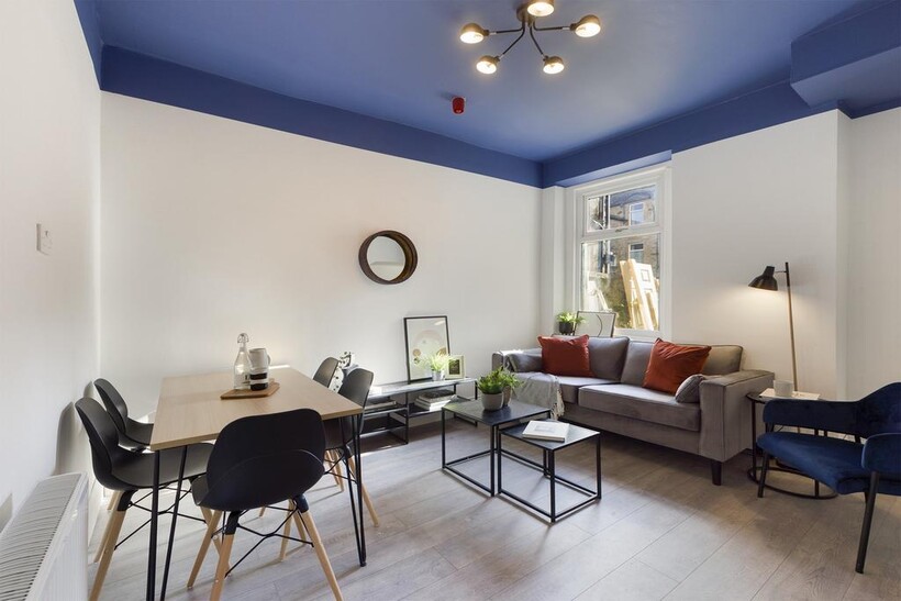 A bright and stylish large modern living room p...