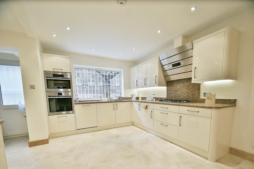 5 bedroom terraced house for rent