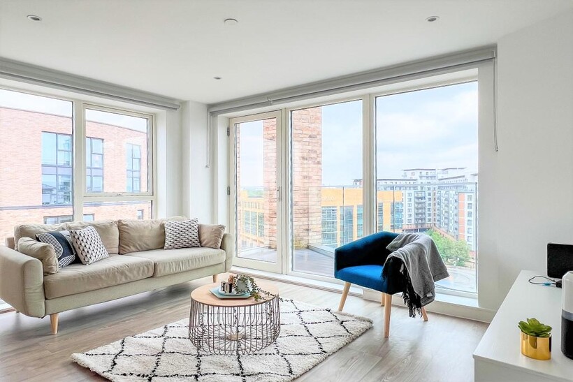 Clippers Quay Salford M50 3 bed apartment to rent - £1,990 pcm (£459 pw)