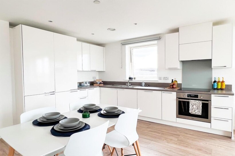 Clippers Quay Salford M50 3 bed apartment to rent - £1,990 pcm (£459 pw)