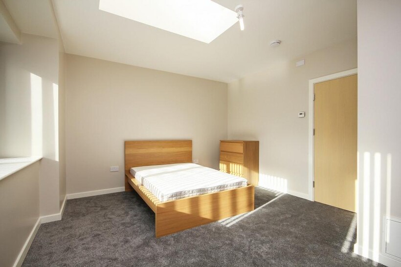 A bright and spacious double bedroom with moder...