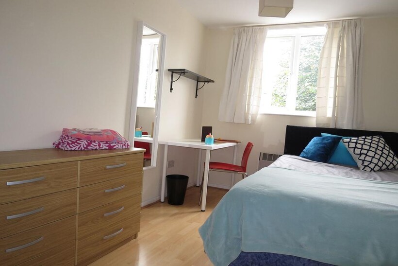 Bright, tidy bedroom with a comfortable double ...