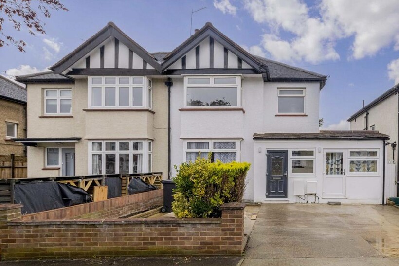 Ruston Avenue, Surbiton KT5 3 bed semi-detached house to rent - £2,795 pcm (£645 pw)
